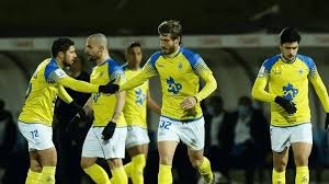 德扑下注极化：何时全押比标准下注更安全？（德州扑克下注两极化探讨：哪些情形下全押比常规下注更安全？）