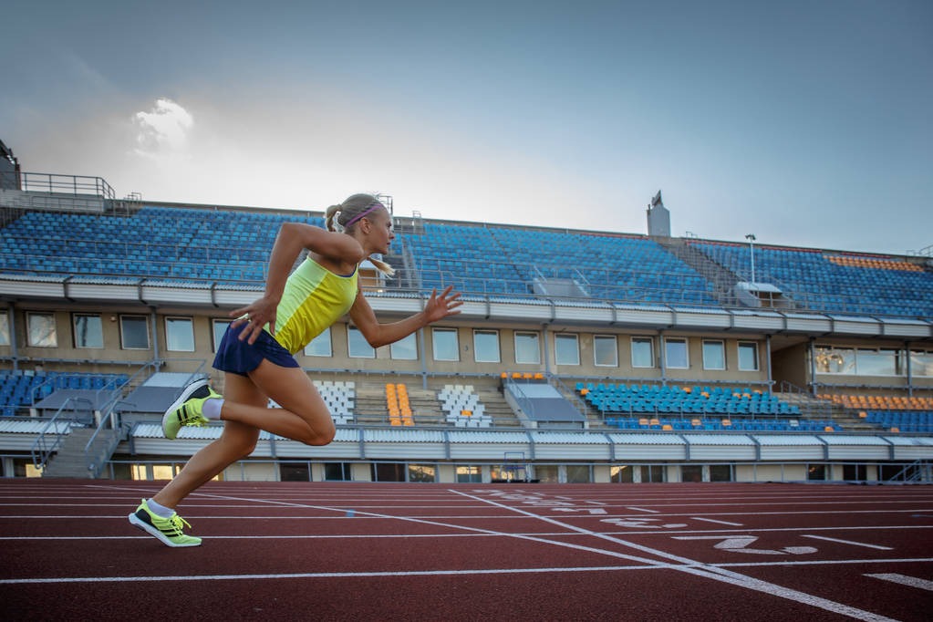 里夫斯说自己扣篮比东契奇多！后者回应：他不抢篮板也不防守